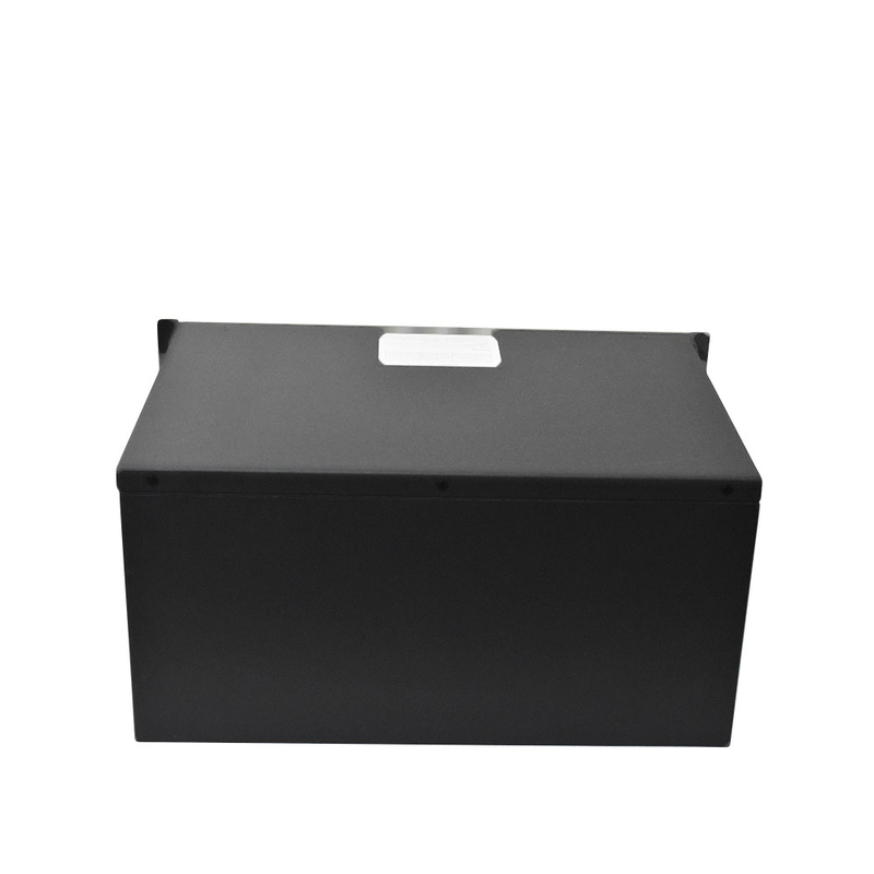 Batterie solaire LiFePO4 montée sur un rack pour système de batterie hybride solaire hors réseau