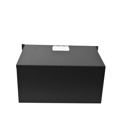 Batterie solaire LiFePO4 montée sur un rack pour système de batterie hybride solaire hors réseau